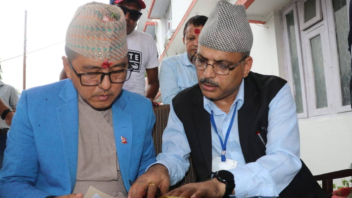 राजेन्द्र लिङ्देनले गराए उम्मेदवारी दर्ता 